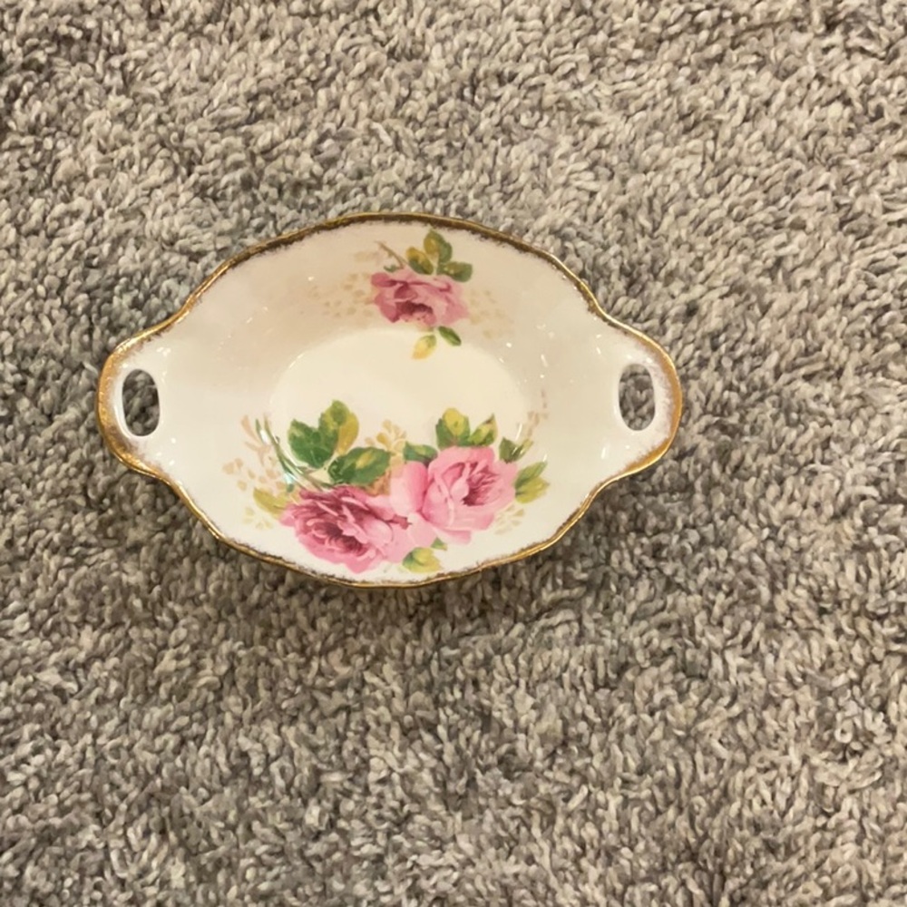 VINTAGE ROYAL ALBERT BEAUTY Open Handle Candy Dish